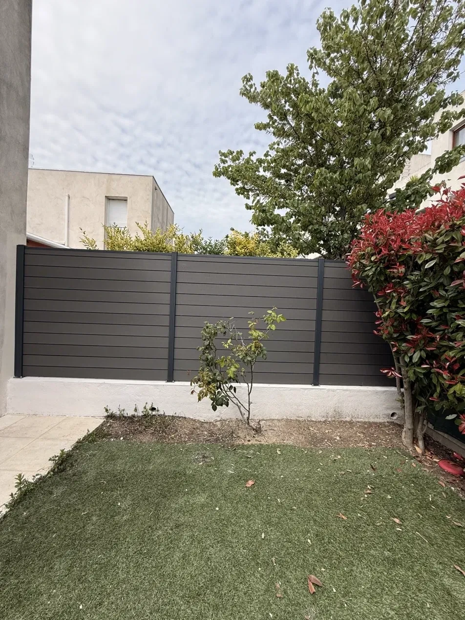 Clôture aluminium anthracite réalisée par Design Menuiserie