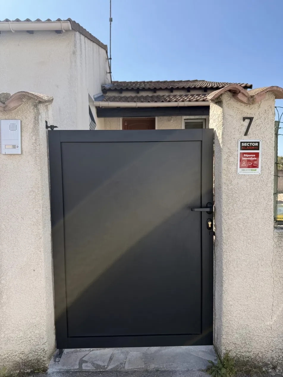 Portillon aluminium réalisé par Design Menuiserie